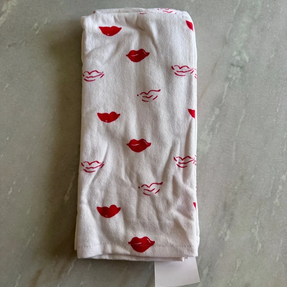 NWT Threshold 2 ct hand towels with red lips design